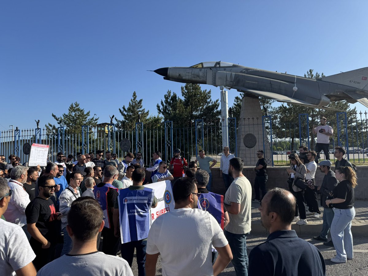 Harbiseskisehir's tweet photo. GEÇİNEMİYORUZ! SUSMUYORUZ! MÜCADELEYE DEVAM EDİYORUZ!

Bugün Eskişehir’de işçi onuruna, alın terine yakışır bir yürüyüş gerçekleştirdik!
Binlerce savunma işçisi, emeğini, öfkesini ve kararlılığını alanlara taşıdı. https://t.co/IMS7UP20hZ