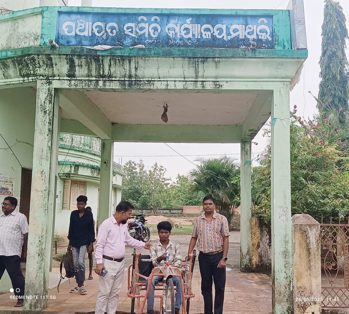 Tricycle distributed to PWD beneficiary Dhanapati Bhumia of Kamarpali GP, Mathili Block by BDO Sir.
<a href="/CMO_Odisha/">CMO Odisha</a> <a href="/dm_malkangiri/">Collector & DM, Malkangiri</a> <a href="/PRDeptOdisha/">Panchayati Raj and Drinking Water Department</a> <a href="/zp_malkangiri/">Zilla Parishad, Malkangiri</a> <a href="/SSEPD2/">SSEPD</a> <a href="/sird_pr_odisha/">SIRD&PR Odisha</a>