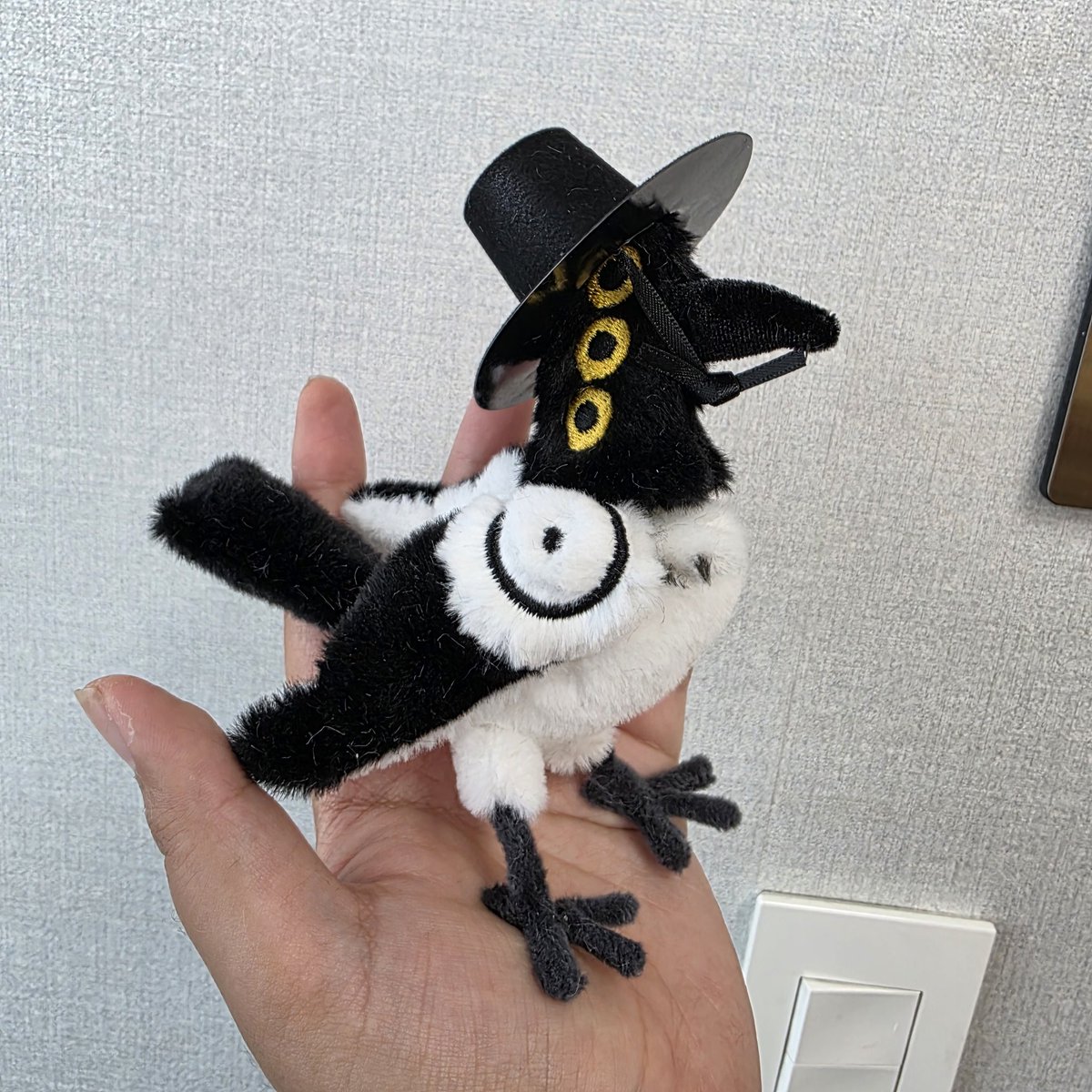 sosohan611004's tweet image. 궁금해하시는 분들이 계실 것 같아서 
다양한 각도에서 본 까치입니다
양쪽 다른눈으로 만들어서 사진찍기 좋게 했어요 어짜피 한쪽 얼굴만 보여주는 까치니까(민화의 특성과 관련이 있는 것 같은데 )
이런 세세한 표현도 너무 맘에들어요