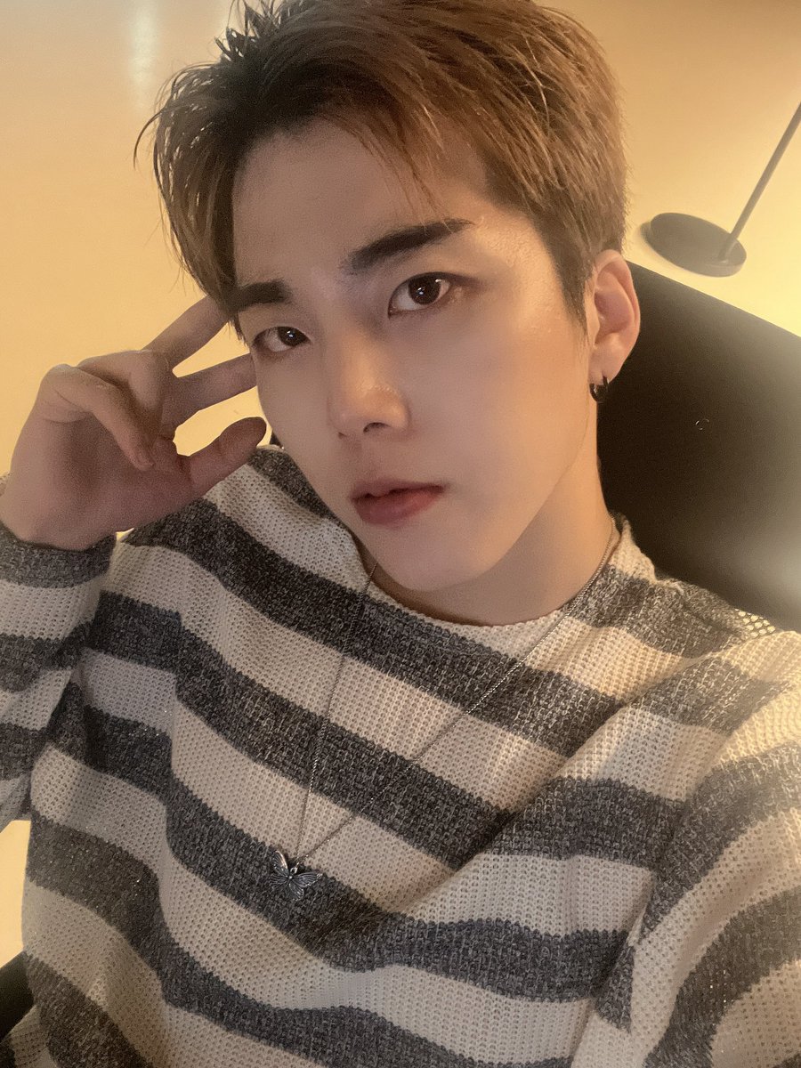 L5ST_official's tweet photo. 머리 잘랐어! 보고싶다 러비스트🥺
#L5ST #로스트 #ロスト
#DOJUN #도준 #ドジュン https://t.co/10bkxfu4Xg