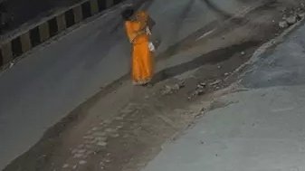 अगर मुझे टच भी किया, तो 35 टुकड़ों में मिलोगे। मैं किसी और की अमानत हूं…।

प्रयागराज में कप्तान की शादी सितारा से हुई थी.. सुहागरात के दिन घूँघट में सितारा ने पति को चाकू दिखाए और 35 टुकड़ों में काटने की धमकी दी.. 3 दिन तक चाकू और धमकी का सिलसिला चलता रहा...

हालत ये हो गई कि