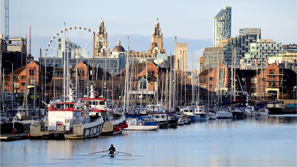 Good morning Merseyside, 

Lucy, Clare and Ali with you until 2pm. Contact us with any non urgent reports/ enquiries and we will be happy to help. Always remember to dial 999 in an emergency. 
Have a great day! 😊 🚓