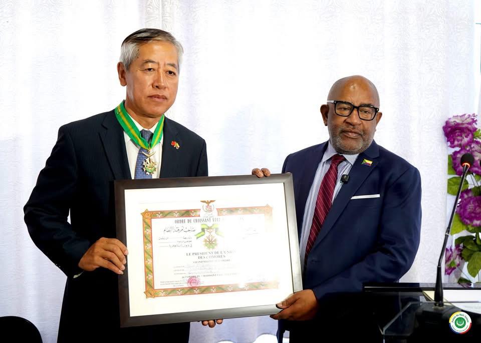 Diplomatie :
L’ambassadeur Guo Zhijun élevé au grade de Commandeur du Croissant Vert
lagazettedescomores.com/politique/l%E2…