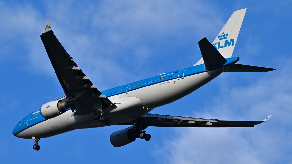 MvanDusseldorp's tweet photo. De PH-AnyOtherBusiness 😂😂 #KLM @KLM #AirbusA330 #PHAOB uit #Montreal #KL672 https://t.co/KOzQlYB0zI