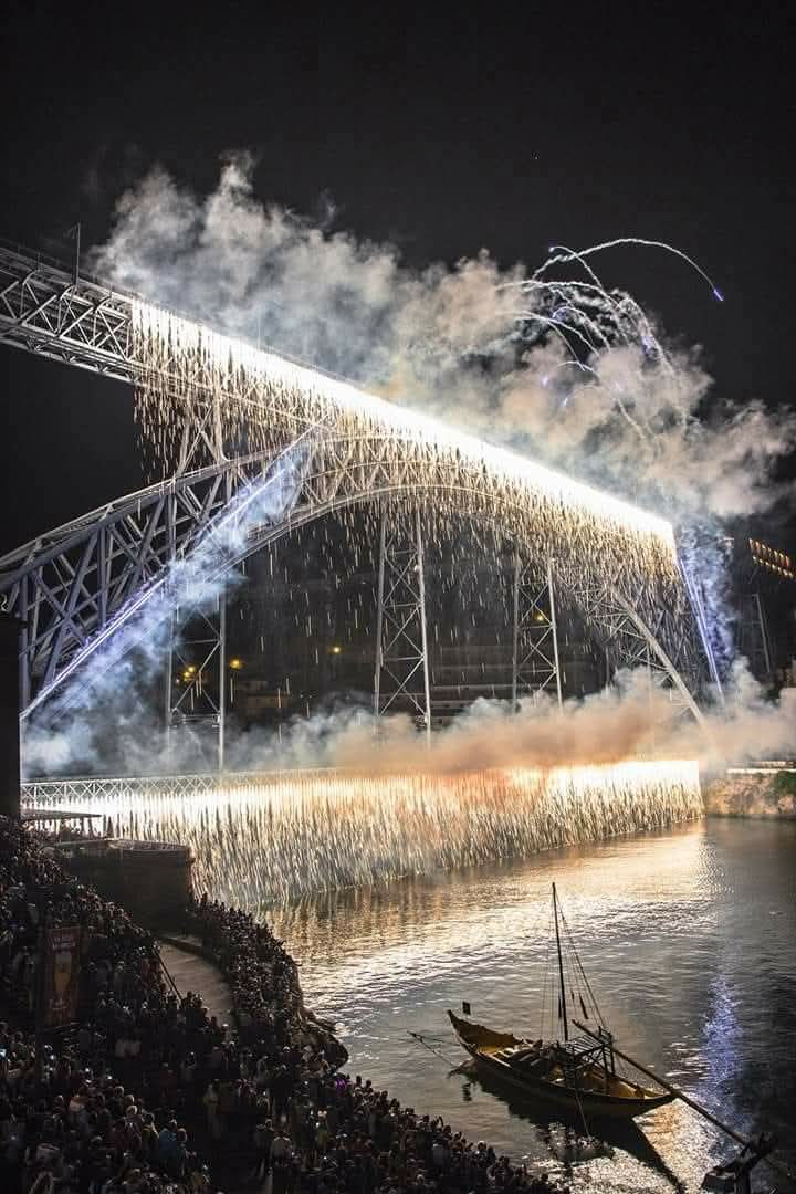 Não há noite como esta 💙 O fogo de artifício na ponte D. Luis na noite de S. João 🎉🎊