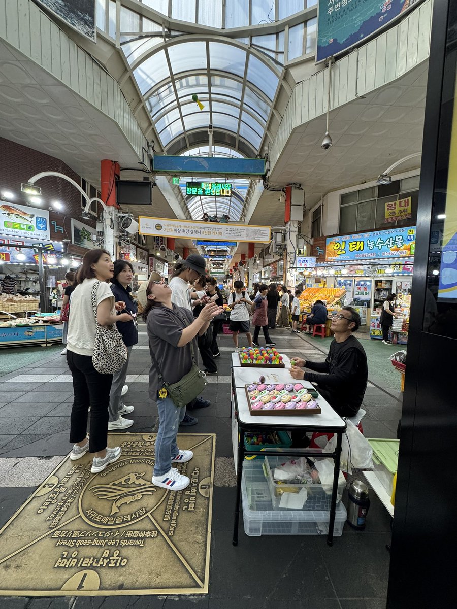 jongkg7's tweet photo. 韓国チェジュ島・西帰浦の市場で出会った「ジャンプ！遊び人形」🤖✨
地面に押して手を離すと、バシュン！と空高くジャンプ🚀
うちの店長が試したら飛びすぎて驚きの展開に😂
こういうツッコミどころ満載グッズ、旅の思い出に最高なんだよなぁ🧳
迷ったら、とりあえず買ってみるのが旅の醍醐味！ https://t.co/57pzObLuqf