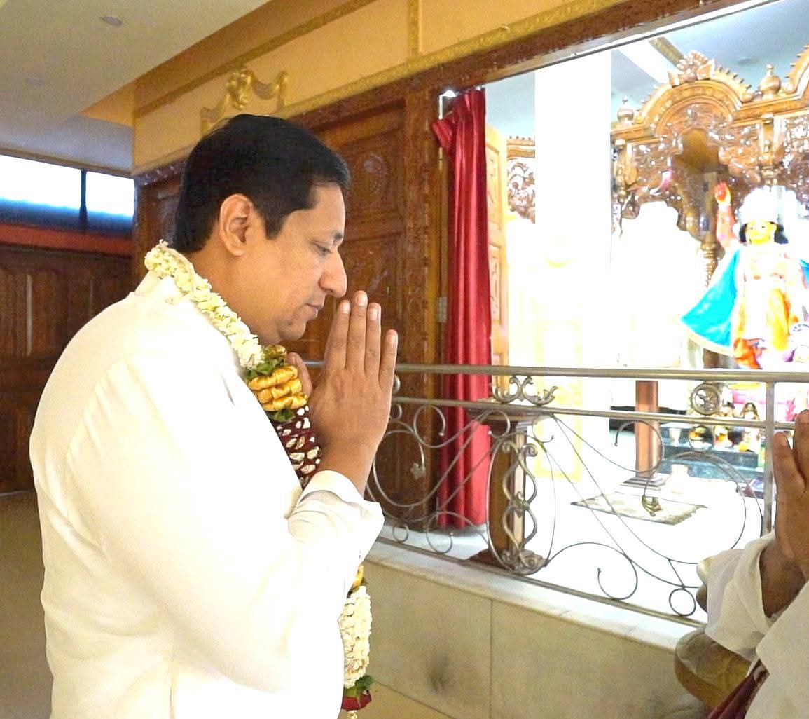 श्री राधा गिरधारी मंदिर, पारसिक हिल, बेलापुर में भक्ति स्वरूप तीर्थ महाराज के प्रिय शिष्य तथा भागवत धाम मंदिर के प्रमुख सेवक श्री श्यामा प्रसाद दास जी के जन्मदिन के अवसर पर उन्हें भेट दी, आशीर्वाद लिया और जन्मदिन की शुभकामनाएं दीं।

#भागवत_मंदिर
#संत_सेवा