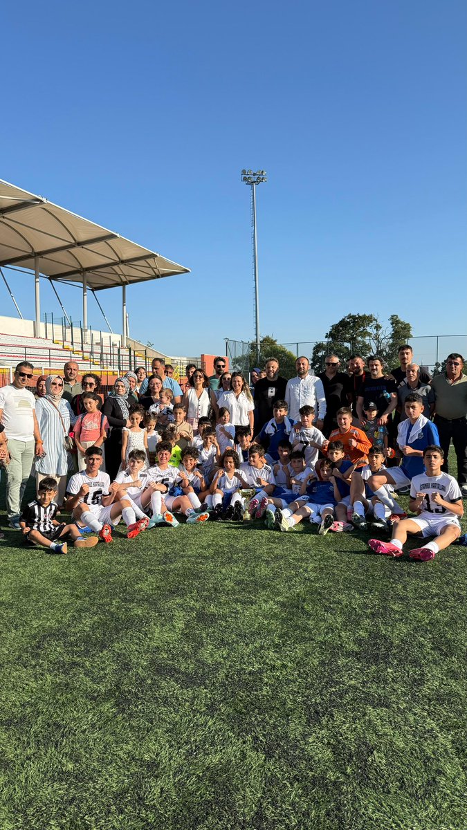 Ckbirligi's tweet photo. Bir şampiyonluk daha 🏆 

İstanbul Kartalları  U13 kategorisinde büyük başarı yakalayarak şampiyon oldu ⚽️
Kulübümüzün başkanı Onur Kepitçi ve heyetini  tebrik ediyorum bu başarı Çekmeköy’e çok yakıştı.

@ilhanbayramm https://t.co/JtYMiLslP5