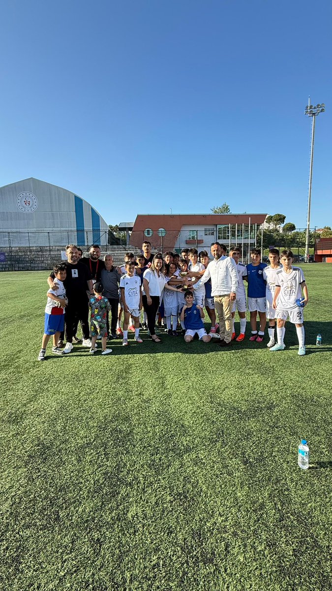Ckbirligi's tweet photo. Bir şampiyonluk daha 🏆 

İstanbul Kartalları  U13 kategorisinde büyük başarı yakalayarak şampiyon oldu ⚽️
Kulübümüzün başkanı Onur Kepitçi ve heyetini  tebrik ediyorum bu başarı Çekmeköy’e çok yakıştı.

@ilhanbayramm https://t.co/JtYMiLslP5