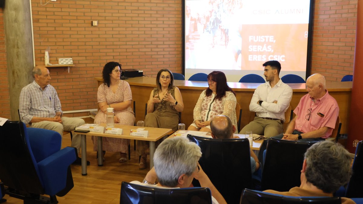AragonCSIC's tweet image. ✨ Éxito de asistencia en la Jornada CSIC Alumni en Zaragoza. Dan la bienvenida la delegada @AragonCSIC Mª Jesús Lázaro y el director @ICB_CSIC Tomás García

🤝 Reencuentro entre personal @CSIC y Alumni para compartir sus vivencias

¡Gracias por hacerlo posible! #AlumniCSIC