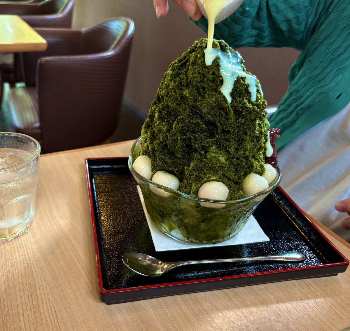 katatumurikai's tweet photo. 外出レクで「レジエール」に行ってきま��た٩( ᐛ )و
レジエールのかき氷は大きーい！
中にソフトクリーム、あんごも添えられて最高♡ そして、新発売のメロンショートは、メロンがジューシーψ(｀∇´)ψｶｰｯ‼︎ｳﾏｲｯ

＃大東市　＃地活　＃生活支援センターあーす　＃精神障害　＃発達障害 https://t.co/G9xlPzxnV7