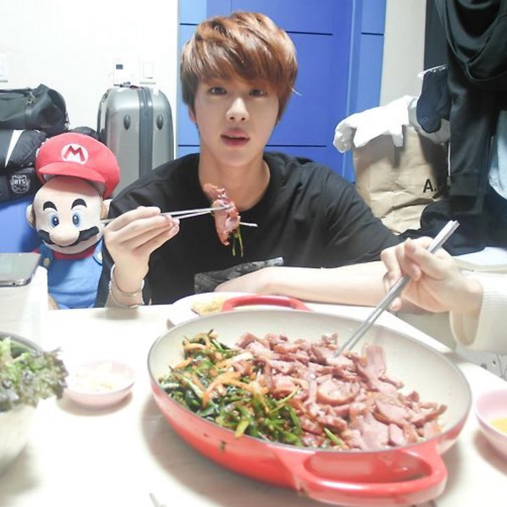 joon_lovebot's tweet photo. seokjin is going viral cause people are finding out the pans he used to steal from his mom to feed the tannies was 574,000 won 😭 https://t.co/BkNnIXF7zW
