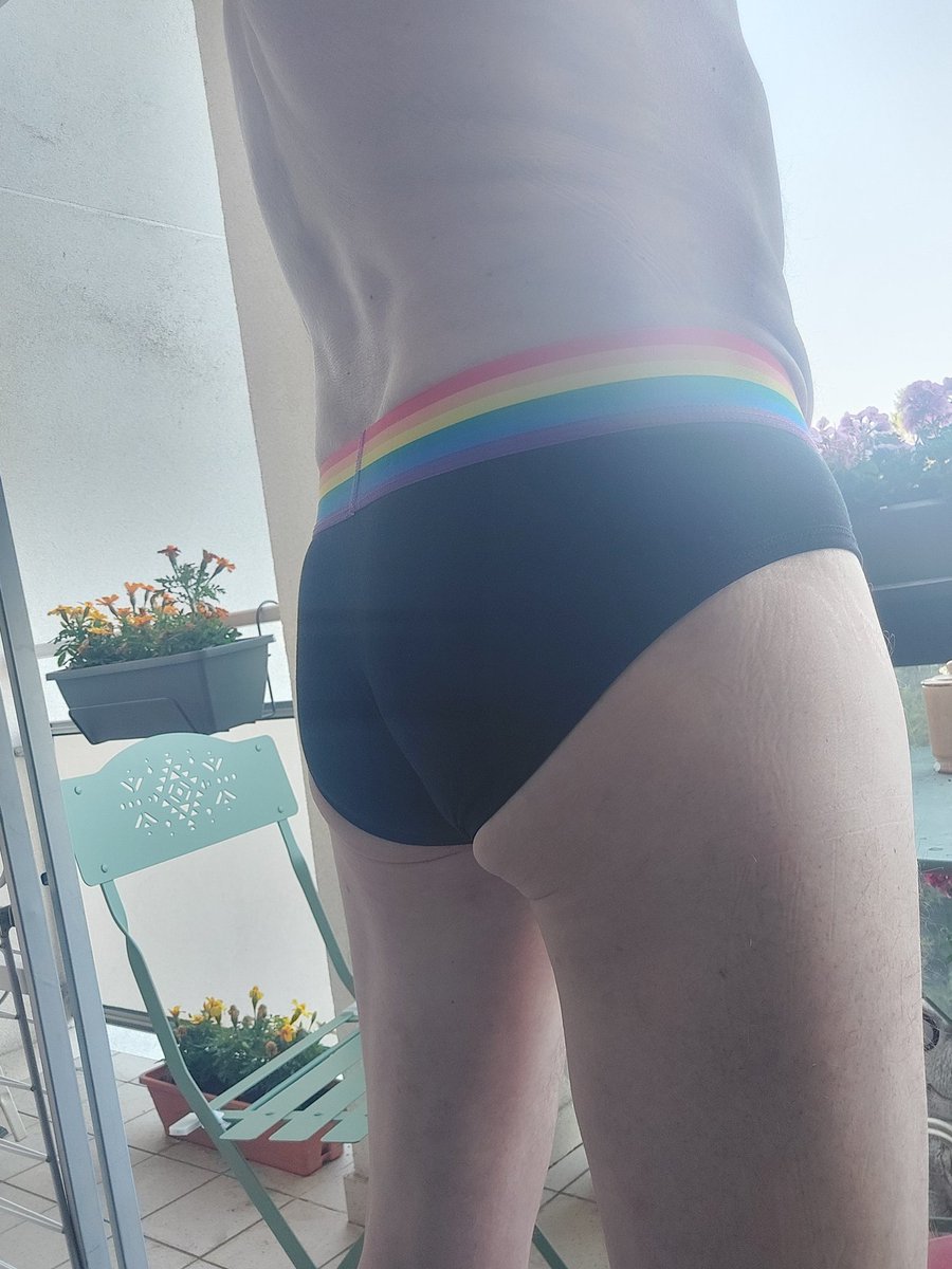 J-4 avant la Gay Pride de Paris ( 28 juin). Ça sera ma 1ère.
 Qui sera sur Paris ce jour là ? Je ne promets pas la même tenue qu'aujourd'hui ! 😉
D-4 before Gay Pride in Paris. It will be my first !
 Who will be in Paris that day? I don’t promise the same outfit as today! 😉