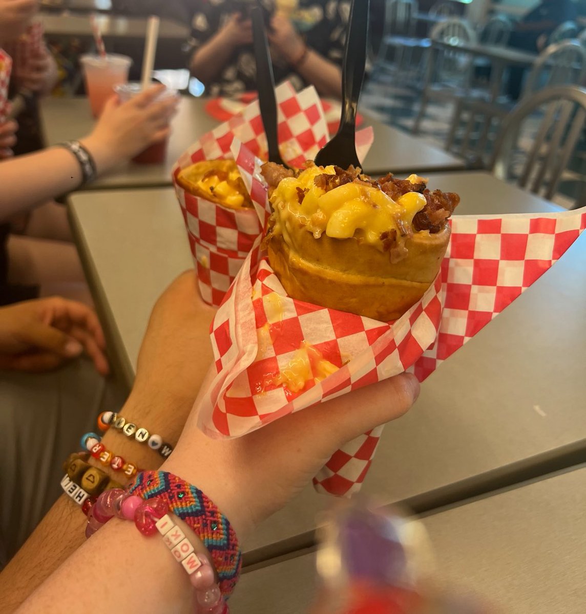 CosplayMoki's tweet image. I think this Mac n cheese has replaced the last Mac n cheese 🏎️