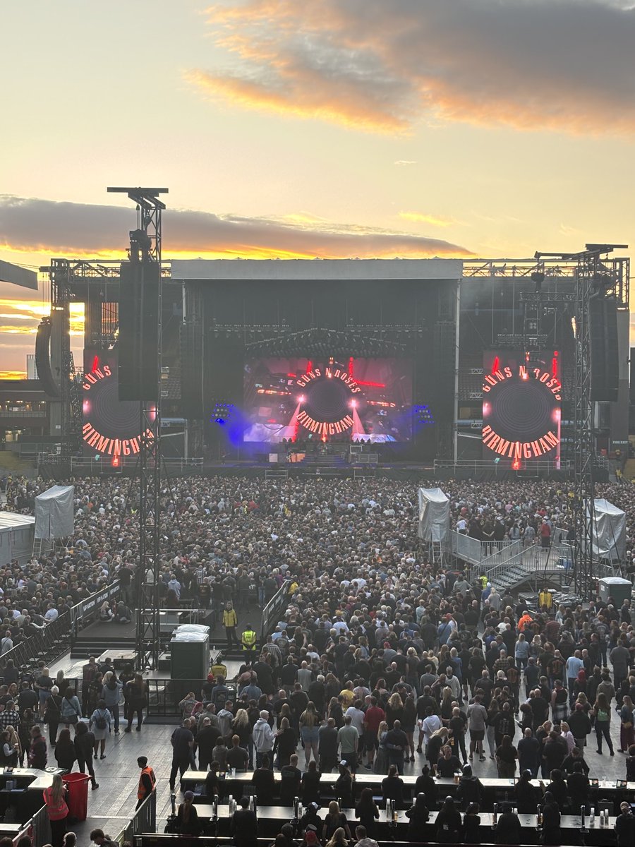 Naprawdę polecam , głos Axl wciąż ma super , skacze po scenie jak nastolatek . Slash to gitarzysta rewelacyjny , fantastyczne show .
