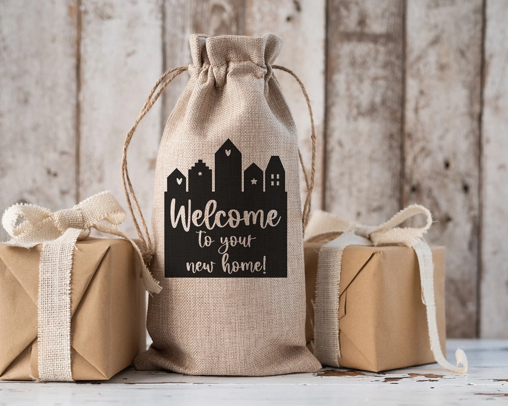 universepacking's tweet photo. Transform your wine gifts with the perfect bag! 🍷✨ Choose luxury coated paper,satin drawstring, or jute get the right fit from 750 ml to magnum;add custom printing or foil accents;insulated&amp;Eco-friendly too. 
Know More:https://t.co/MWmI2UvvvF #Universepack
#WineGiftbag #GiftBag https://t.co/wDHpEvjcAN