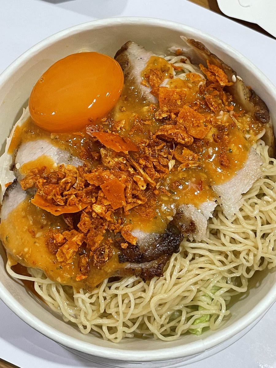 สั่งตามคนในทวิตแล้วพบว่าอร่อยจริงค่ะทุกคน หมูนุ่ม น้ำจิ้มแซ่บมาก ไข่ดองกับหมี่ก็เริ่ด สริบ สริบ สริบ