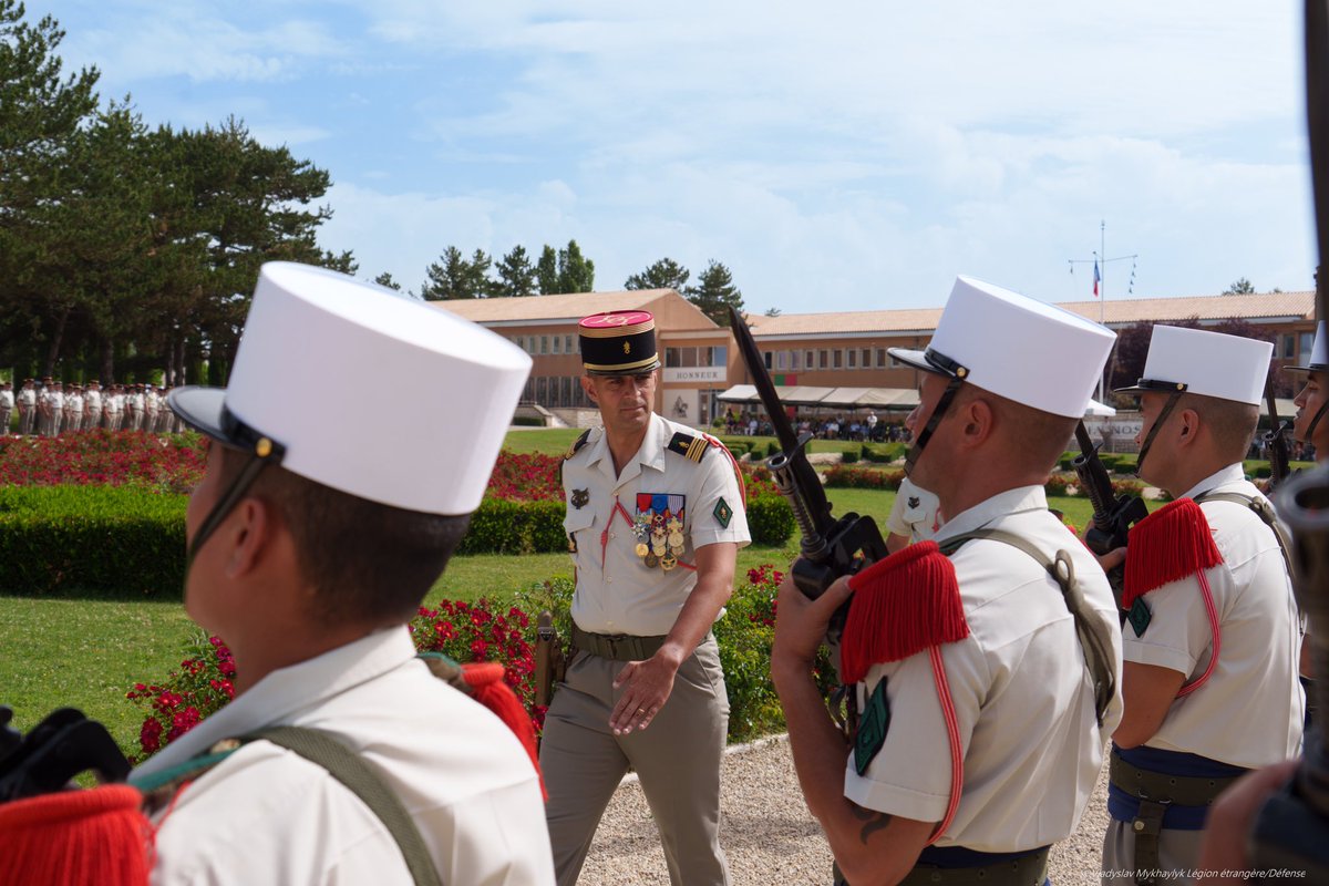 CDC_2eREG's tweet image. Pour célébrer le 12e anniversaire du port de la fourragère aux couleurs du ruban de la croix de la Valeur Militaire, les légionnaires de la section du lieutenant Martin se sont vus remettre la fourragère durant une cérémonie dans l’intimité régimentaire