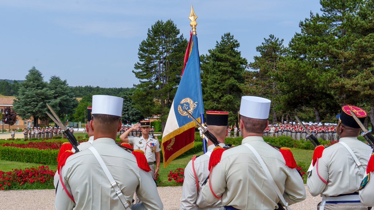 CDC_2eREG's tweet image. Pour célébrer le 12e anniversaire du port de la fourragère aux couleurs du ruban de la croix de la Valeur Militaire, les légionnaires de la section du lieutenant Martin se sont vus remettre la fourragère durant une cérémonie dans l’intimité régimentaire