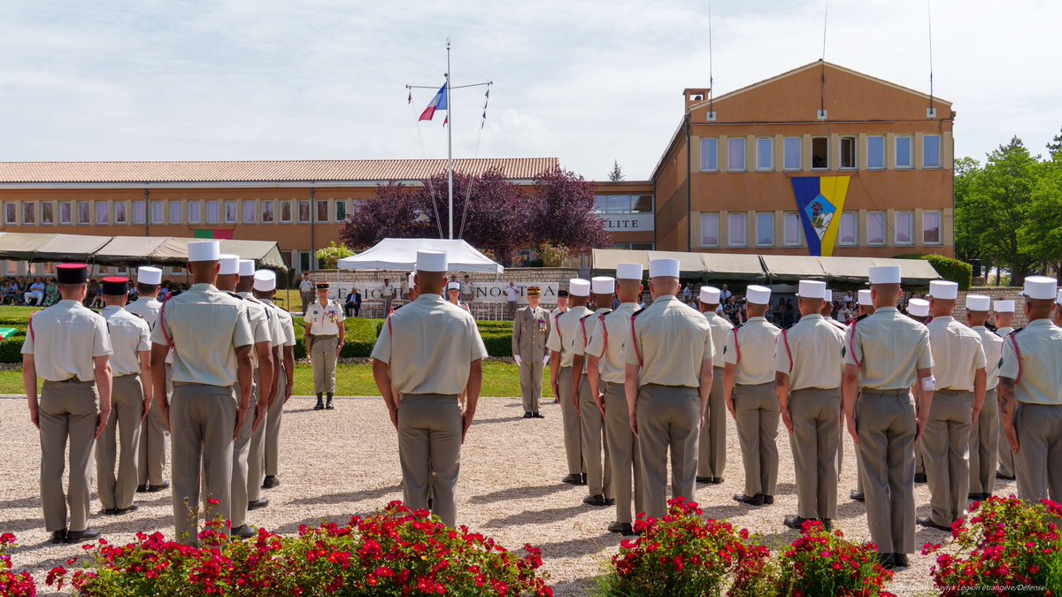 CDC_2eREG's tweet image. Pour célébrer le 12e anniversaire du port de la fourragère aux couleurs du ruban de la croix de la Valeur Militaire, les légionnaires de la section du lieutenant Martin se sont vus remettre la fourragère durant une cérémonie dans l’intimité régimentaire