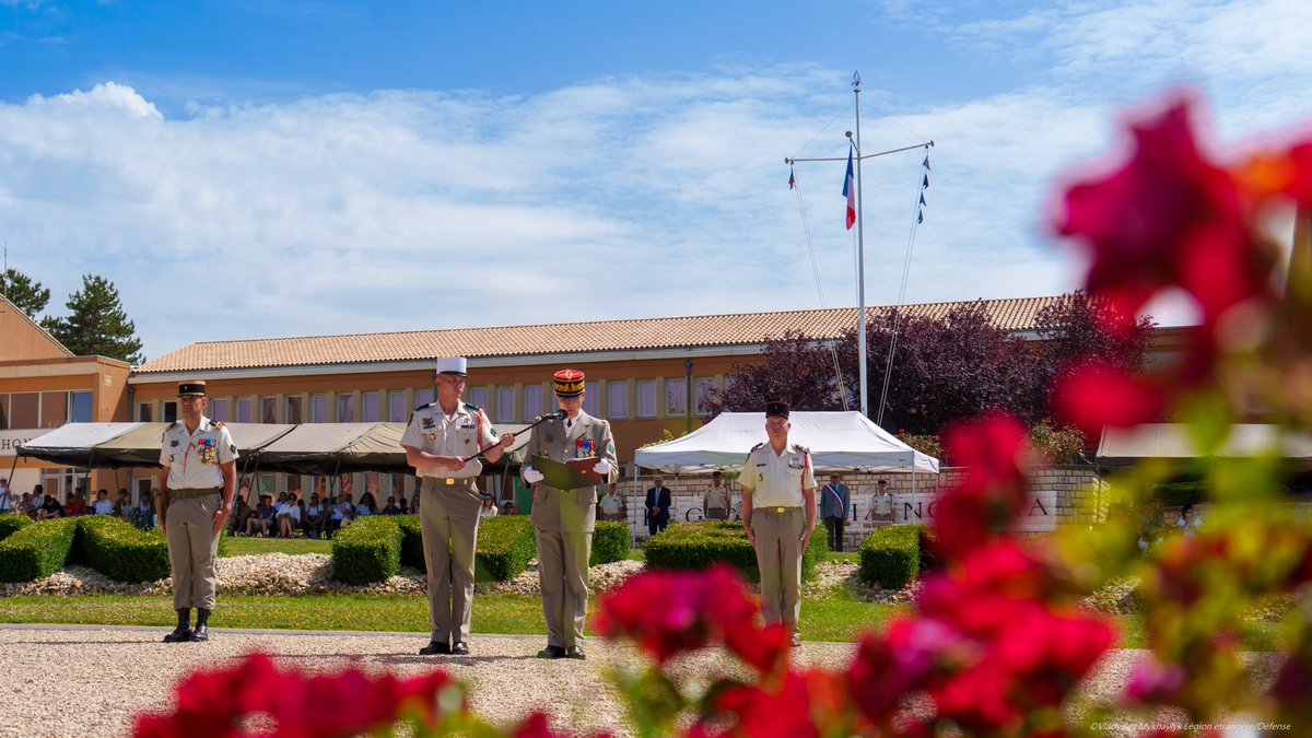 CDC_2eREG's tweet image. Pour célébrer le 12e anniversaire du port de la fourragère aux couleurs du ruban de la croix de la Valeur Militaire, les légionnaires de la section du lieutenant Martin se sont vus remettre la fourragère durant une cérémonie dans l’intimité régimentaire