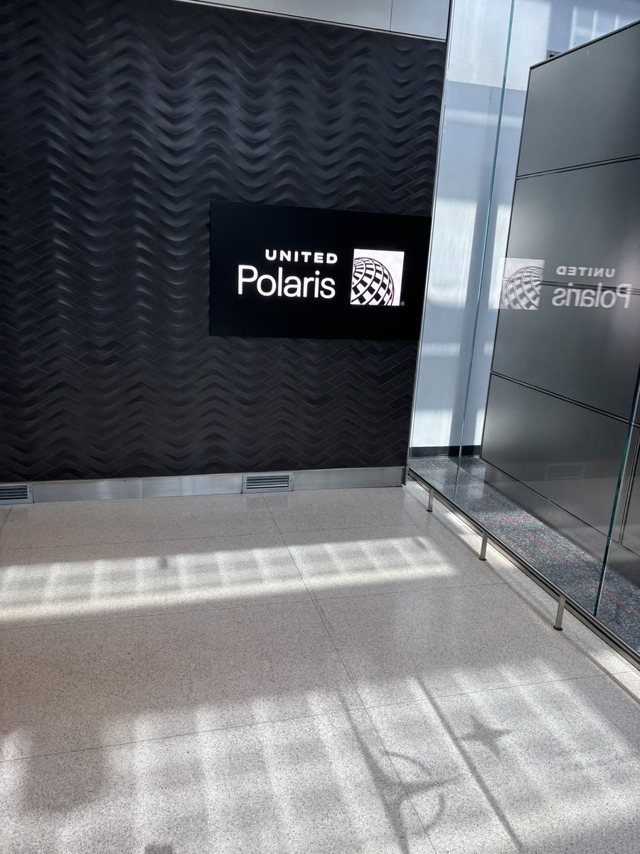 charlieb_lucy's tweet image. United Polaris at ORD. リニューアルされており、ダイニングスペースが広くなってるのは◎