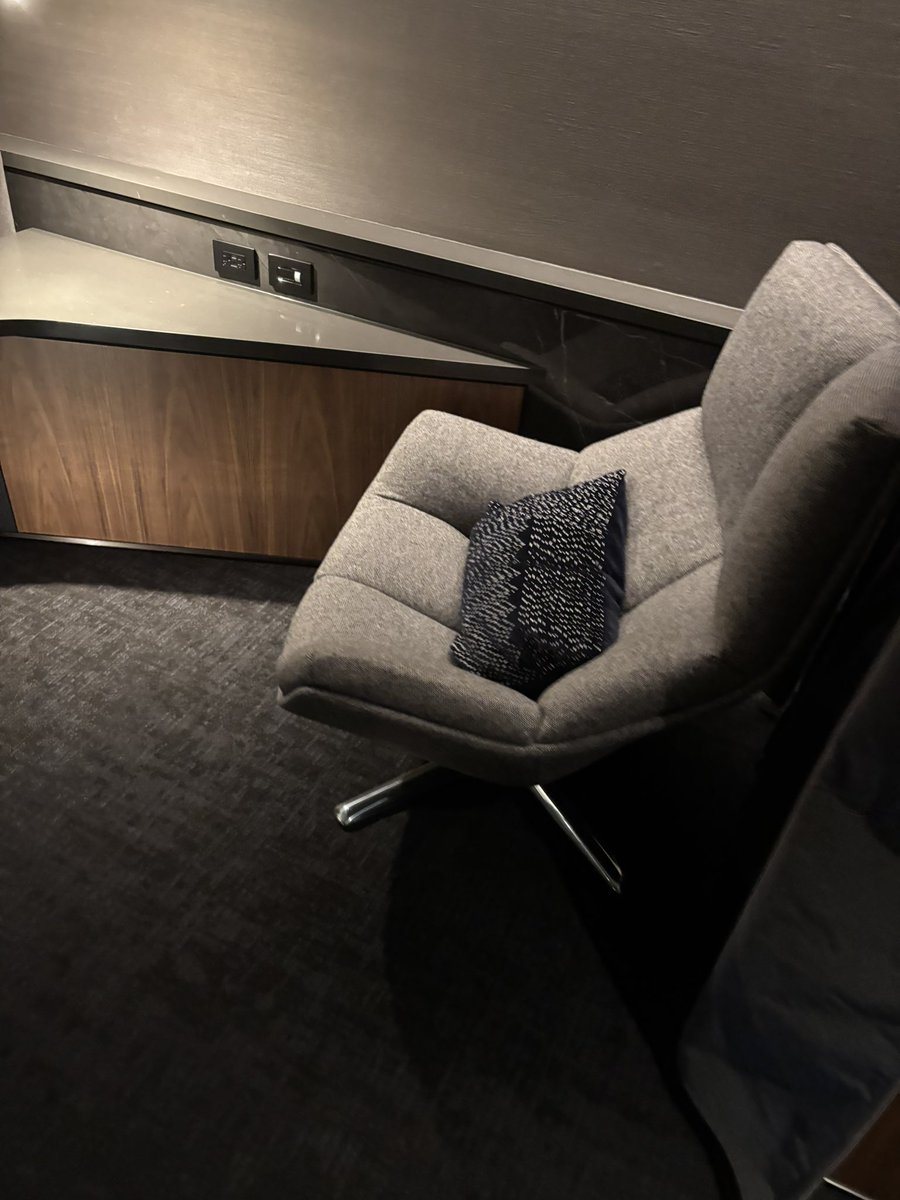 charlieb_lucy's tweet image. United Polaris at ORD. リニューアルされており、ダイニングスペースが広くなってるのは◎