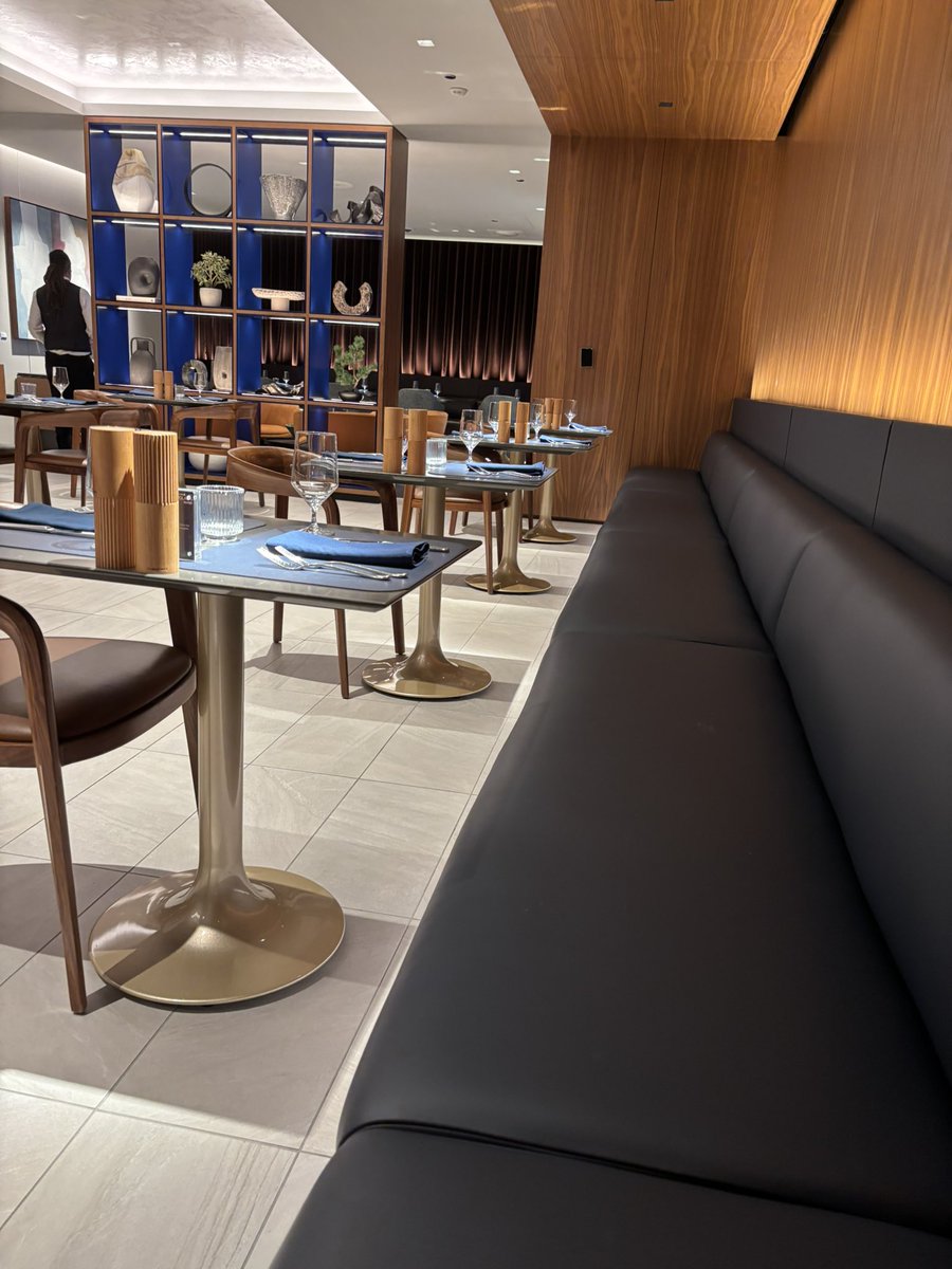 charlieb_lucy's tweet image. United Polaris at ORD. リニューアルされており、ダイニングスペースが広くなってるのは◎