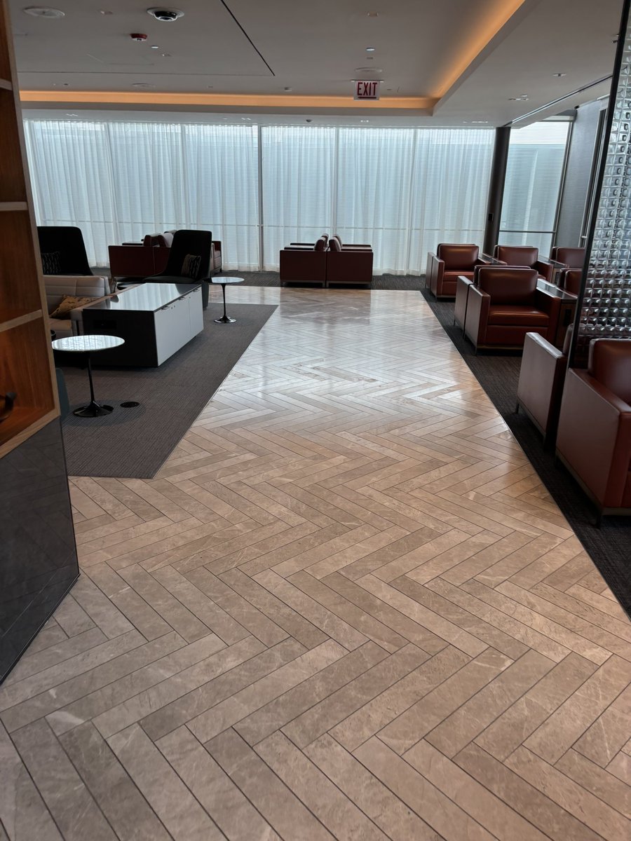 charlieb_lucy's tweet image. United Polaris at ORD. リニューアルされており、ダイニングスペースが広くなってるのは◎