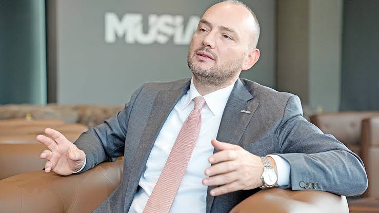 MÜSİAD Başkanı Burhan Özdemir:

"Zorunlu eğitim istihdama engel oluyor. 

Gençlerimiz iş gücüne daha erken katılmalı. Eğitim zorunluluğu esnetilmeli. 

Yani bir kere 12 yıllık kesintisiz eğitim sistemi çok yanlış bir uygulama. Ülkeye herhangi bir faydası yok."