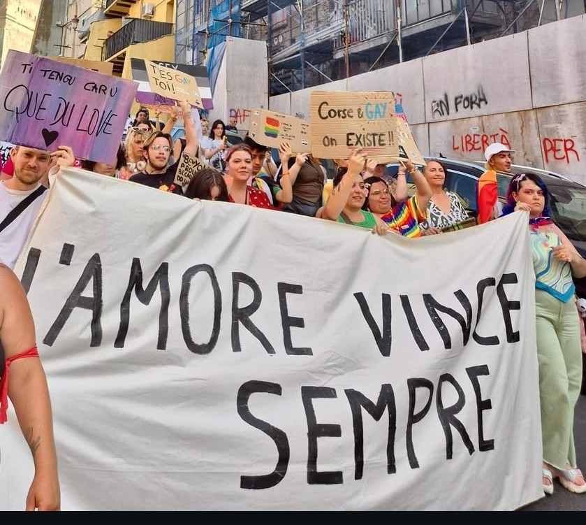 🌈 Le 21 juin à Bastia, près de 250 personnes ont participé à la Marche des fiertés. Avec 0 argent public ni subvention, uniquement soutenue par les adhérents, l'association Arcu a rassemblé !

En Corse aussi, chacun(e) doit pouvoir vivre sans honte, sans peur, et avec fierté. 🏳️‍🌈