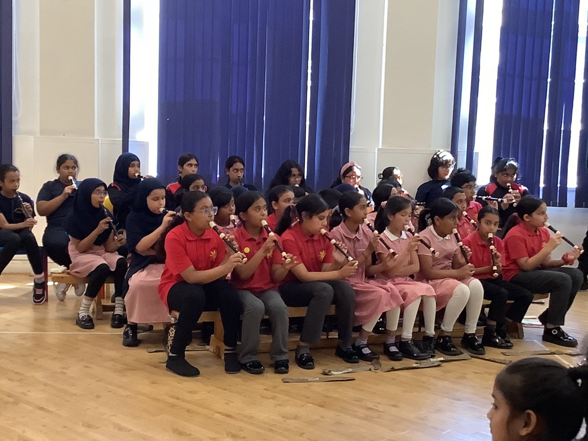 denbighprimary's tweet image. 🎶 Huge congratulations to the Recorder Club for their incredible concert. Bravo on a truly remarkable performance! 👏🎵 #RecorderClub #ConcertSuccess #MusicalMagic