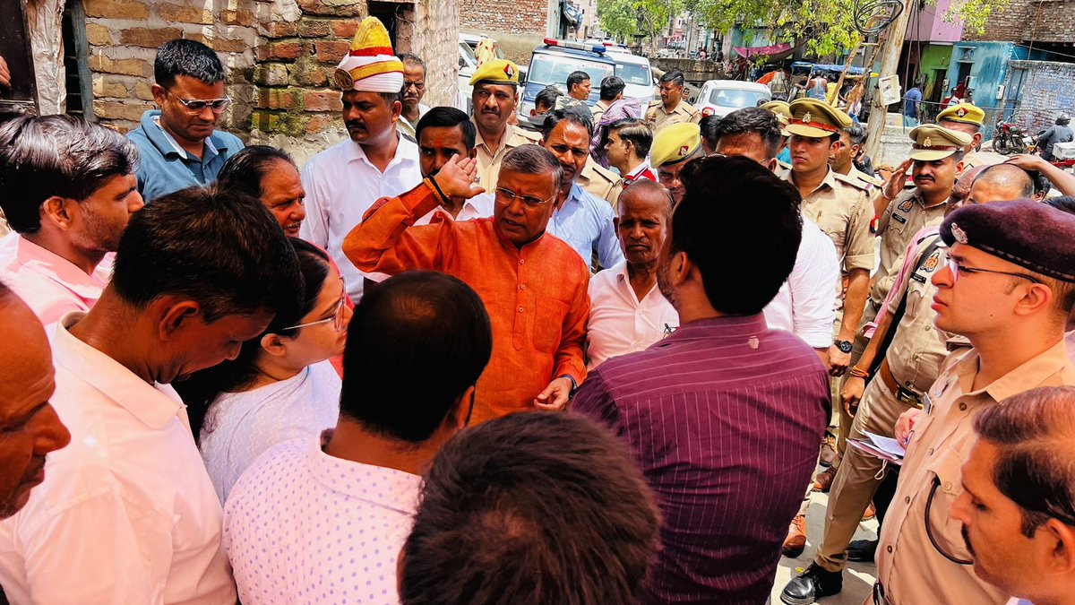 आज आगरा में डेरा सरस नाई की मंडी प्रजापति बस्ती में समाज के बंधुओं को हो रही समस्याओं को प्रशासनिक अधिकारियों के साथ पहुंच कर निस्तारण कराया एवं आगे कोई भी समस्या ना हो इसके लिए सभी अधिकारियों को निर्देशित किया मौके पर एडीएम प्रशासन, एसडीएम खनन अधिकारी, डीसीपी ट्रैफिक उपस्थित रहे