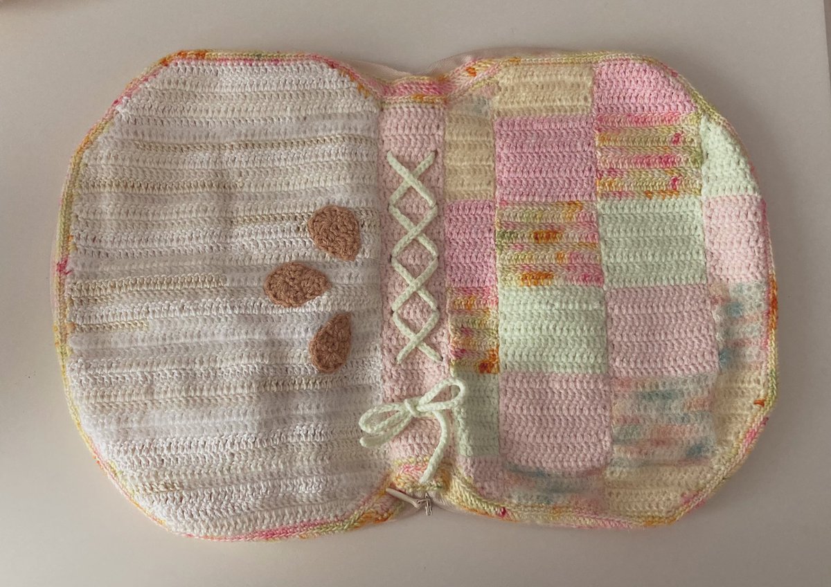 드디어 완성🥹💗!!!! 
너무너무 예쁜 내 코바늘 케이스… 평생 아껴줄게😭🫶🍎