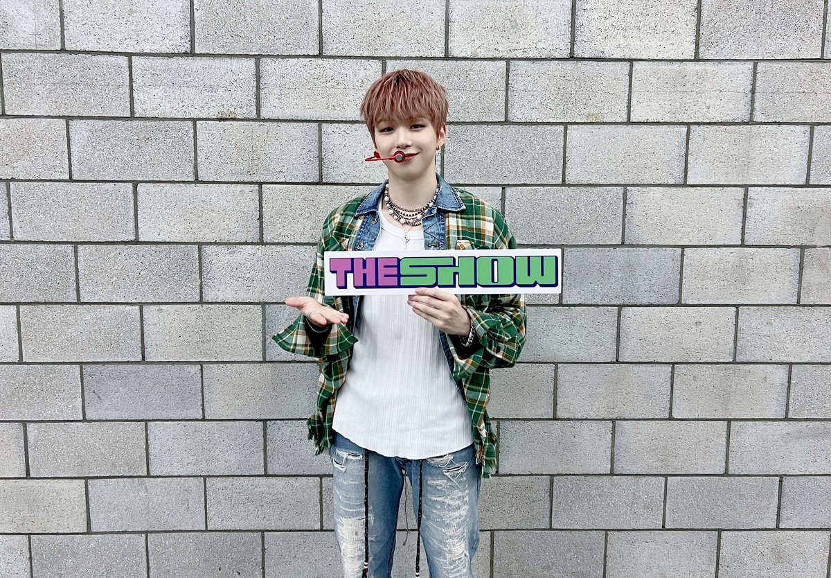 THE SHOW (@sbsmtvtheshow) on Twitter photo 😀: #더쇼 !
#강다니엘 이야기 해주세요~
🩷💚: 옛날에 아주 귀여운 녤모예드가 잇엇은
😀: 네 그래서요?
🩷💚: 그냥잇엇은 아주 귀엽고
청량하고 사랑스럽고 무대도 잘하고
노래도 잘하고 춤도 잘추는 거 빼고선
딱히 뭘하진 않앗은
😒: 네
#Episode #MovieStar <a href="/kd_officialx/">강다니엘(KANGDANIEL)</a> 😀: #더쇼 !
#강다니엘 이야기 해주세요~
🩷💚: 옛날에 아주 귀여운 녤모예드가 잇엇은
😀: 네 그래서요?
🩷💚: 그냥잇엇은 아주 귀엽고
청량하고 사랑스럽고 무대도 잘하고
노래도 잘하고 춤도 잘추는 거 빼고선
딱히 뭘하진 않앗은
😒: 네
#Episode #MovieStar <a href="/kd_officialx/">강다니엘(KANGDANIEL)</a>