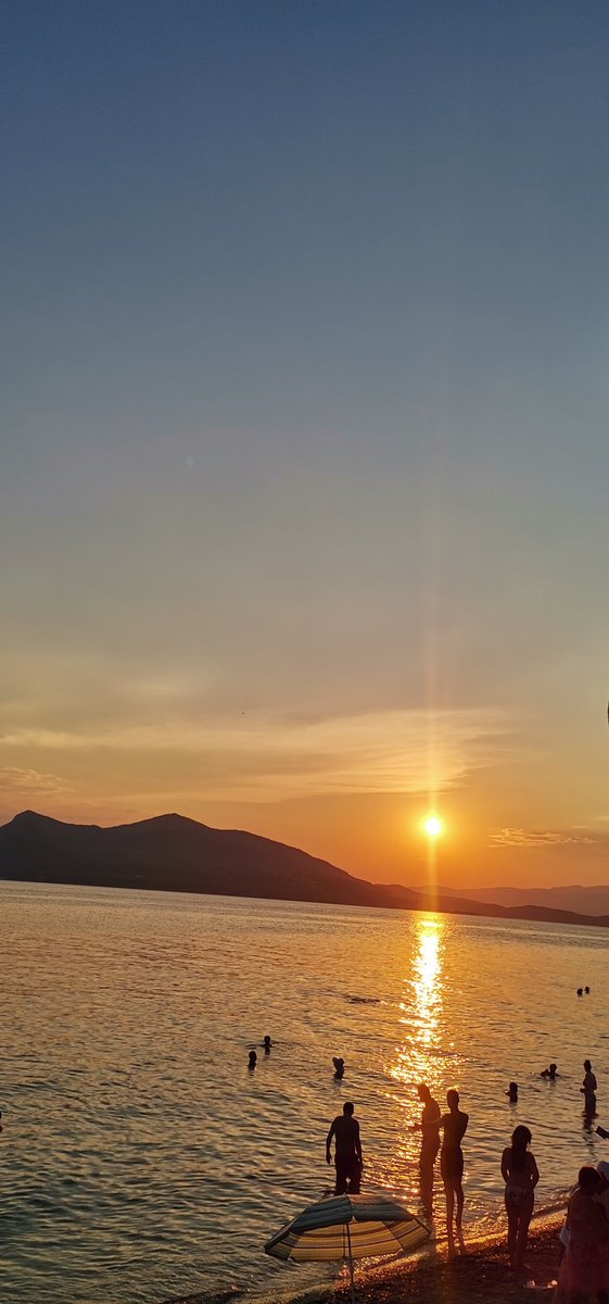 Έλα εδώ...
δε θα μας βρουν!!