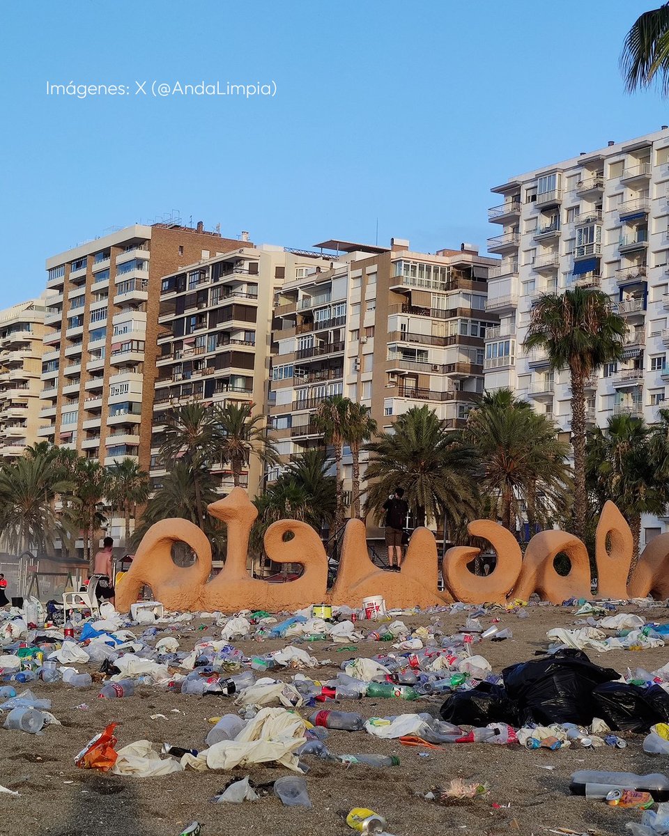 101tvMalaga's tweet photo. 🏖️🚮 Así ha amanecido la playa de La Malagueta, en Málaga capital, tras una multitudinaria noche de San Juan. El Consistorio malagueño, a través de una campaña, había puesto todos sus esfuerzos para intentar conseguir que las playas malagueñas no amanecieran llenas de basura.

📸 Imágenes: redes sociales (@AndaLimpia) 
📲 Toda la información en https://t.co/hXxMoz09bz

#SanJuan #Málaga #Malagueta #Verano