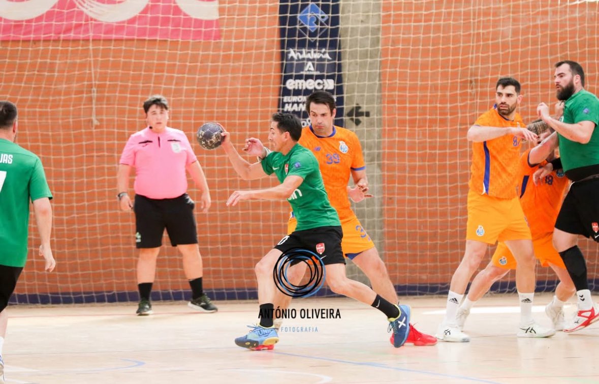 Alemillago's tweet photo. Imágenes de las semifinales entre Veteranos @bm_prointegrada y #HandballPorto con victoria ajustada para los portugueses. Fotografía Antonio Oliveira https://t.co/z5Hbu9XNY9