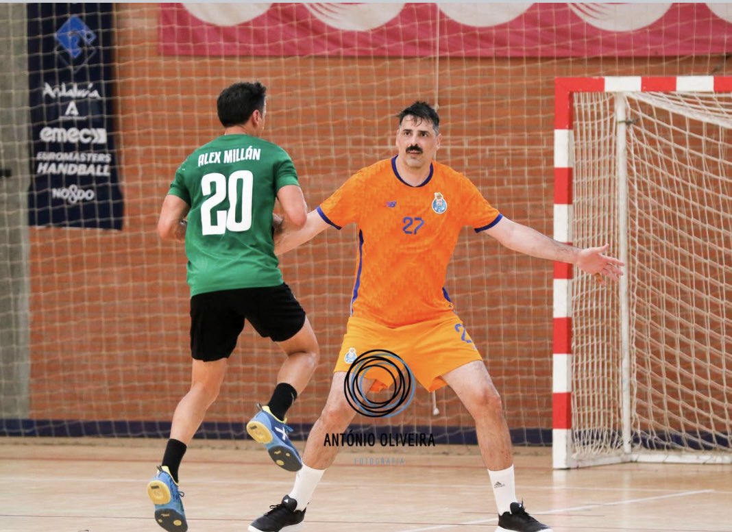 Alemillago's tweet photo. Imágenes de las semifinales entre Veteranos @bm_prointegrada y #HandballPorto con victoria ajustada para los portugueses. Fotografía Antonio Oliveira https://t.co/z5Hbu9XNY9