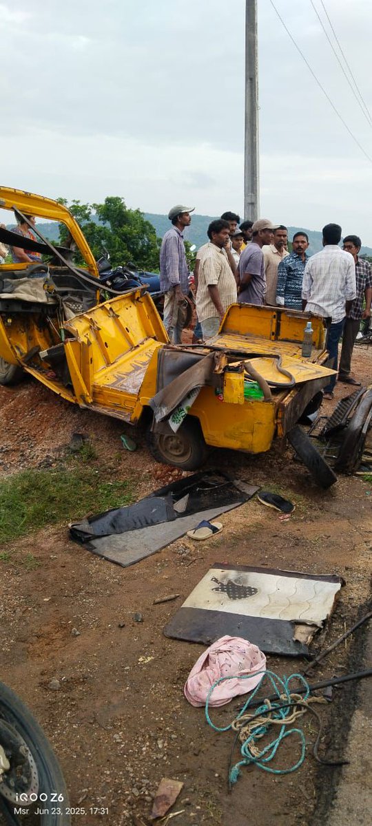 sainaveen803's tweet photo. గౌరవనీయులైన విద్యాశాఖ మంత్రివర్యులు @naralokesh గారికి,
పార్వతీపురం నియోజకవర్గం,బలిజిపేట మండలం పెద్దపెంకి MPP స్కూల్ విద్యార్థులను మాజీ MLA నిరసనకు తీసుకెళ్లారు. MEO, HM అనుమతితో జరిగిన ఈ ఘటనలో ఏడుగురు విద్యార్థులు గాయపడ్డారు. https://t.co/VJbRgs3LQl