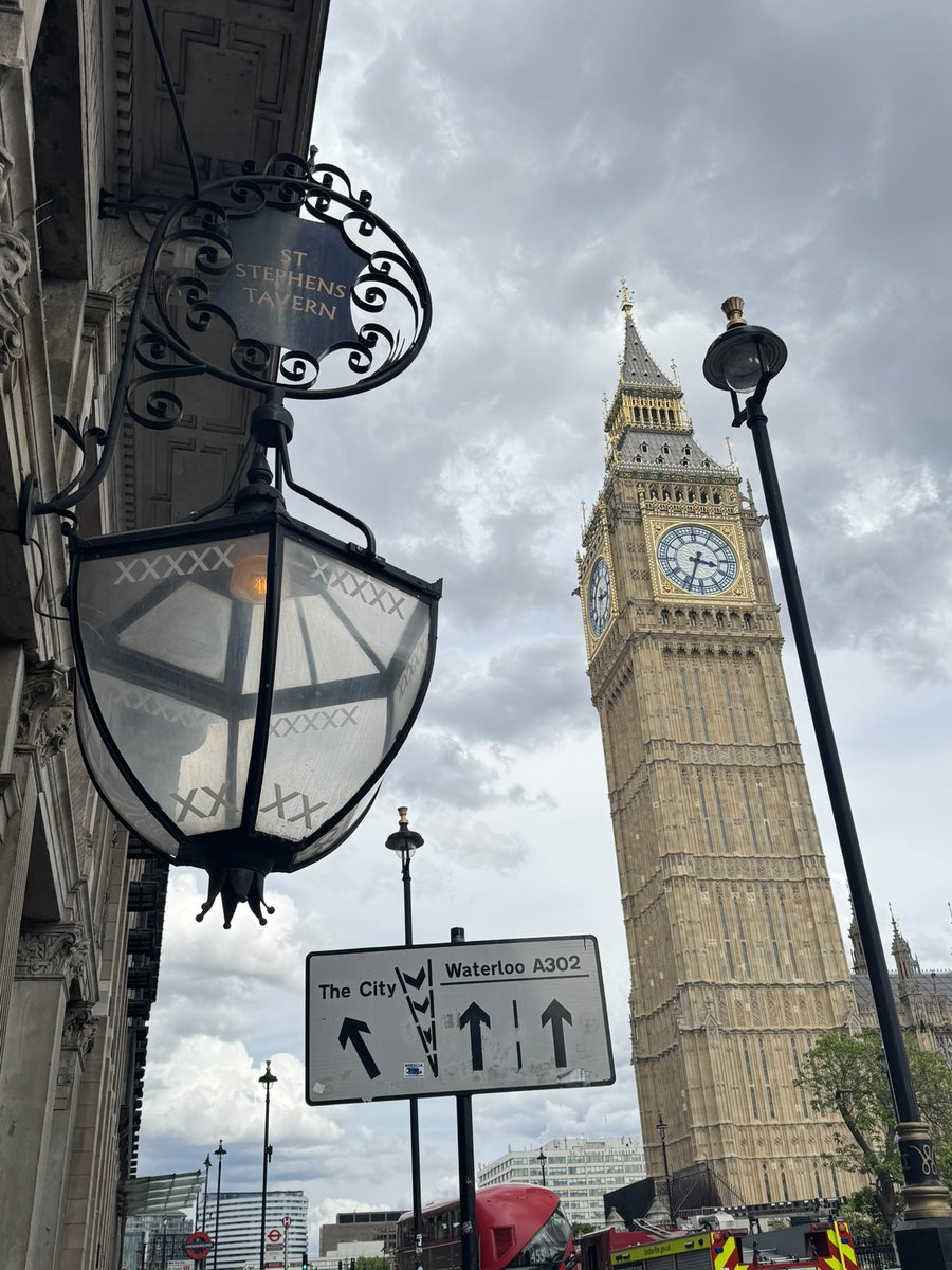 suekmoorhen's tweet photo. St Stephen’s Tavern is a stones throw from Big Ben, The Houses of Parliament and Westminster Abbey. Strike and Murphy meet there during the #TheRunningGrave investigation. A bit of a ‘pissing contest’ going on!! #TeamStrike
“A few days after first contacting him, Strike arrived at St Stephen’s Tavern in Westminster to hear what the CID officer had managed to find out.
The last time Strike had entered this particular pub had been with Robin, and as Murphy hadn’t yet arrived, he took his pint to the same corner table he and his detective partner had previously sat at, half-aware of a vaguely territorial instinct.
The green leather benches echoed those in the House of Commons a short distance away and Strike sat down beneath one of the etched mirrors, resisting the urge to read the menu, because his target weight remained unreached and pub food was one of the things he’d reluctantly decided to forgo……..”
……..”Yeah, well, I’ve got a vested interest in my girlfriend not getting shot,’ said Murphy.
Strike noted the nettled tone, smiled, checked his watch and announced that he’d better get going.
He might not have learned much about guns at Chapman Farm, but he felt it had been twenty minutes well spent, nonetheless.”
Ch 51 #TheRunningGrave