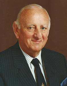 DonMcintyre70's tweet photo. Born #OTD in 1912, Brian Johnston MC (broadcaster esp known for BBC Radio Test Match Special, cake lover, perennial teller of schoolboy style jokes). For many years the voice of the British summer and forever associated with cricket, he died in 1994. #BrianJohnston #Jonners #BOTD https://t.co/4McYME6ni0