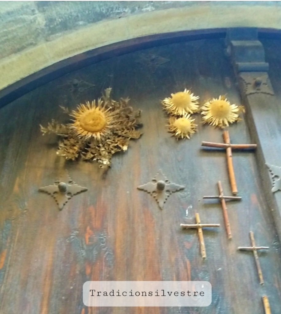 San Juan eguneko usadioak
Elorriaren adarrekin egindako gurutzeak paratzen dira etxeko ateetan, etxea eta etxekoek babesteko.
Larrosak edo baratzean ditugun lorek bildu eta bedeinkatzen dira, gero urte osoan gordetzeko.
Goizeko ihintzetan, oin hutsik ibiltzea ona omen..
🌼🌿💐