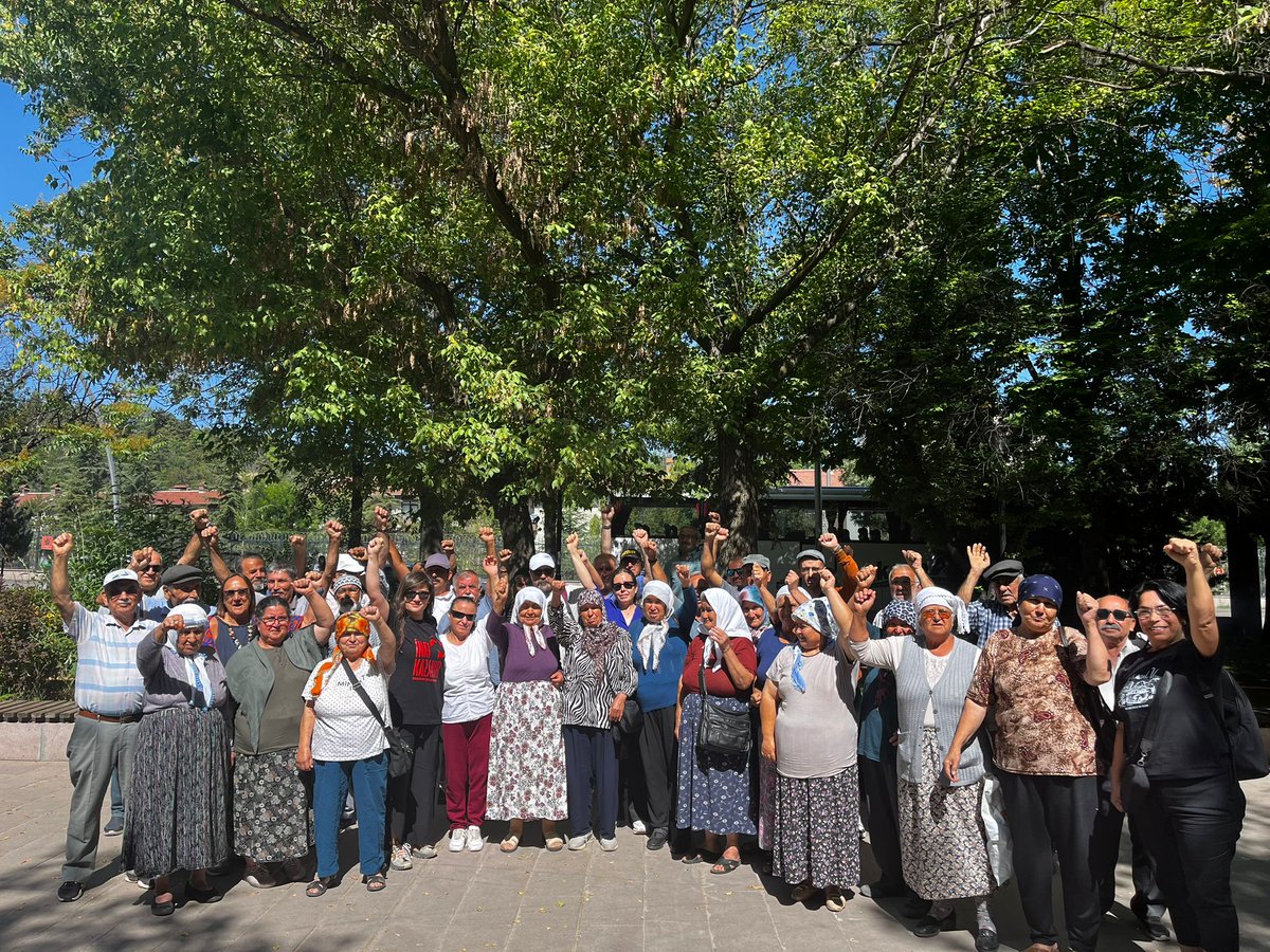 GELDİK ANKARA! 

Köylerimizden, bahçelerimizden, yurdumuzdan çıkıp geldik.

B U  
Y A S A  
G E Ç M E Y E C E K!