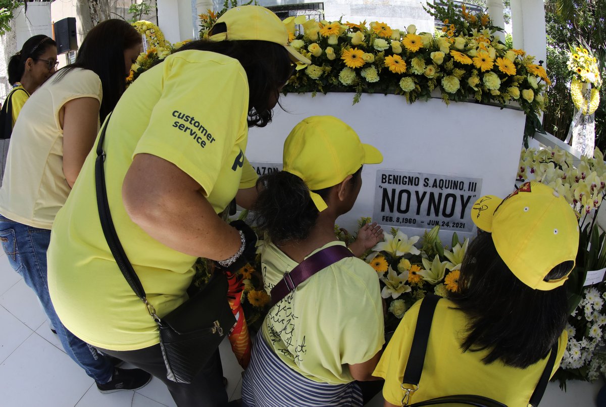 PhilstarNews's tweet photo. REMEMBERING PNOY 🕊️

Ballsy Aquino, along with other members of the Aquino family and supporters, attended a memorial Mass on Tuesday to commemorate the fourth death anniversary of the late former president Benigno "Noynoy" Aquino III at the Manila Memorial Park in Sucat, Parañaque City.

PNoy, who served as the country’s 15th president, passed away on June 24, 2021, at the age of 61.

📷: The STAR/Edd Gumban