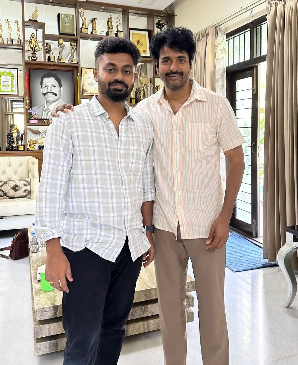 AllIndiaSKFC's tweet image. Wishing a very Happy Birthday to @imvinayakk brother, on behalf of all our King, @Siva_Kartikeyan annan&apos;s fans 😊💐 

#KingSK #HBDVinayakChandrasekaran
