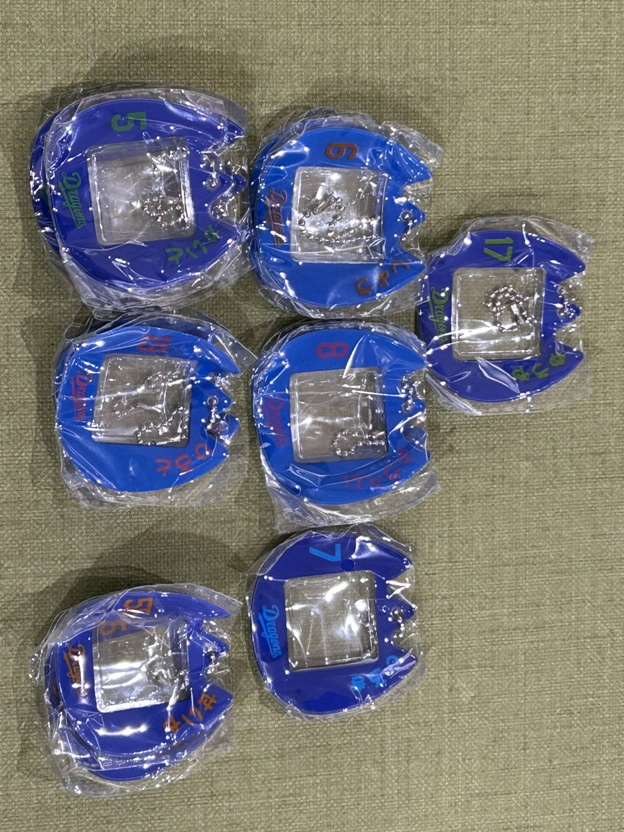 ccmsccms's tweet photo. 中日ドラゴンズ おなまえキーホルダー

譲 : 5 村松×4
       6中田×2
       7福永
　　8大島×2
      17柳
　　19高橋×2
      55細川×2

求 : 定価(郵送の場合は別途送料)

現地、郵送でのお取引希望です。
お声がけお願いします🙇‍♀️

 #ドラゴンズガチャ https://t.co/DQmpJGdZjA