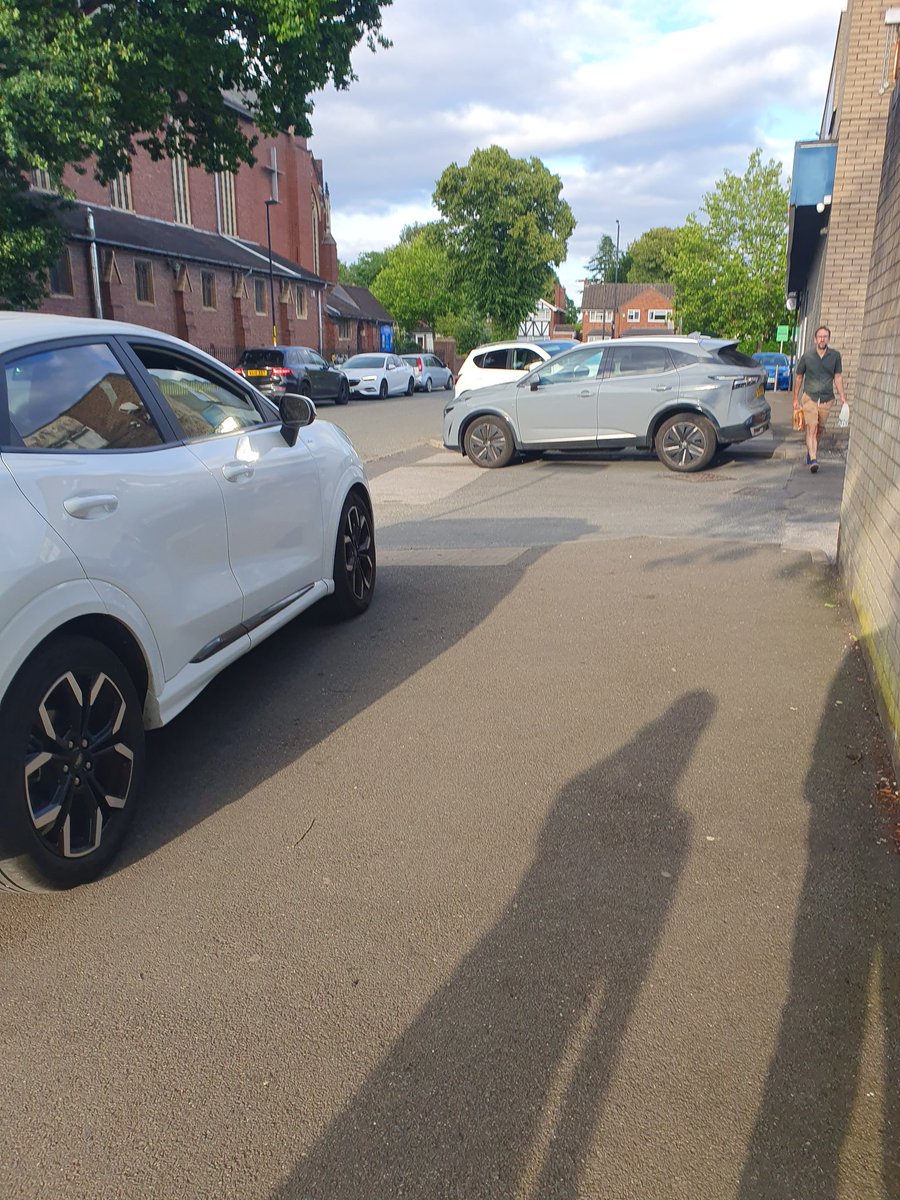 B72BadParking's tweet image. BL74AUE showing that picking up your child from dance class is much more important than enabling those who need to use the dropped kerb to cross the road.
Pretty disrespectful.
@badlyparkedbrum @Trafficwmp @cllralexyip