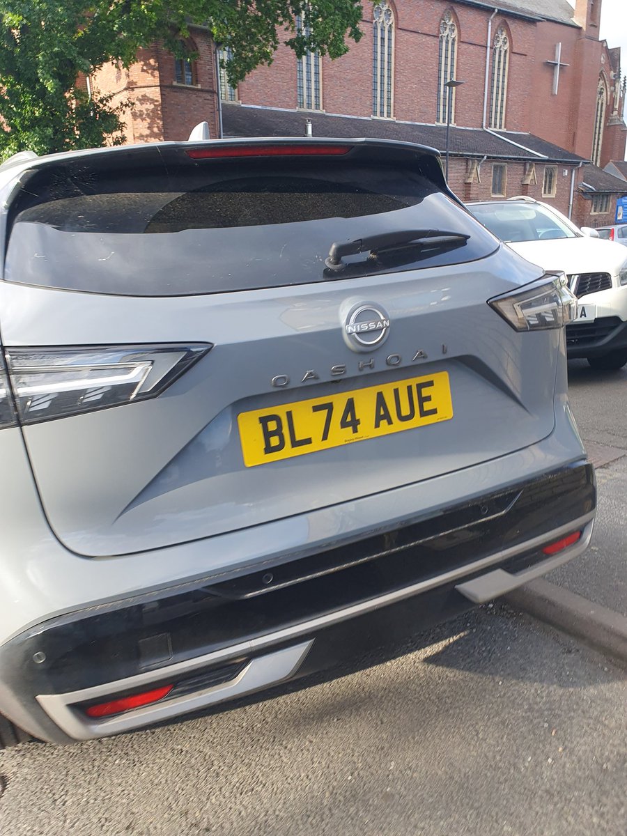 B72BadParking's tweet image. BL74AUE showing that picking up your child from dance class is much more important than enabling those who need to use the dropped kerb to cross the road.
Pretty disrespectful.
@badlyparkedbrum @Trafficwmp @cllralexyip