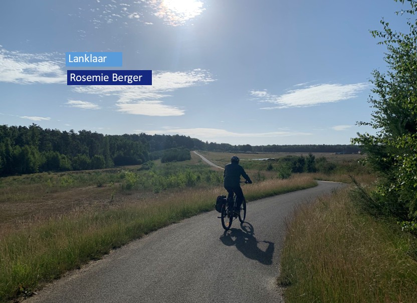 Vandaag is het aanvankelijk vrij zonnig, maar later trekt een wolkenzone door het land. In het uiterste noorden is een drupje mogelijk, maar de kans is klein. In het zuiden blijft het grotendeels zonnig. De maxima liggen tussen 21 en 25 °C. Er waait een stevige ZW-wind.